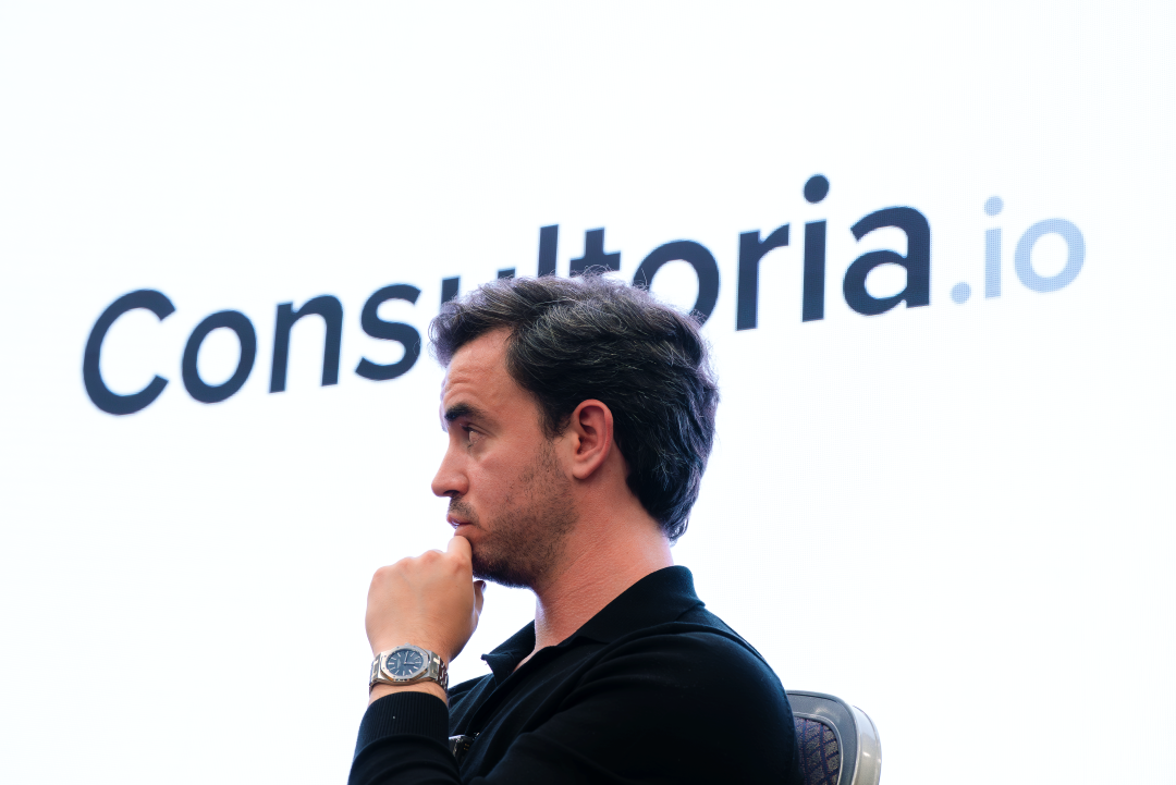 Jesús Orozco, fundador de Consultoria.io, presentando en directo