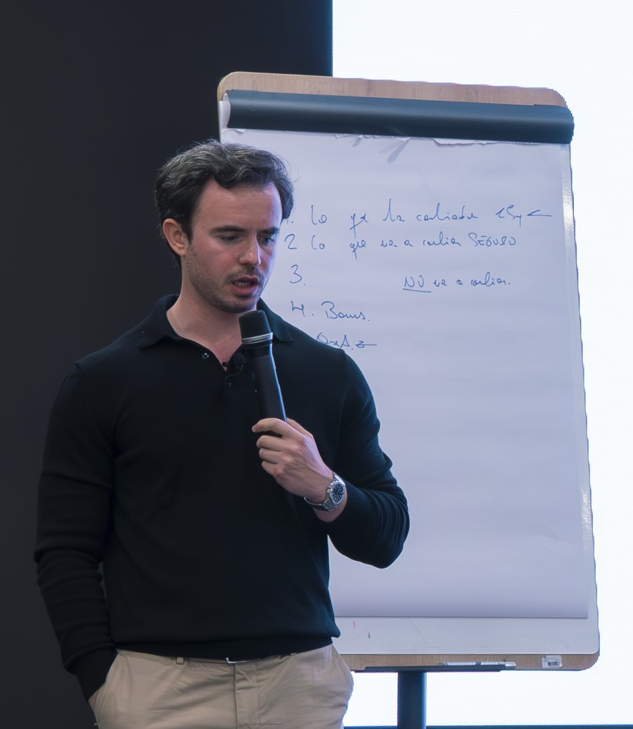 Jesús Orozco, fundador de Consultoria.io, presentando en directo